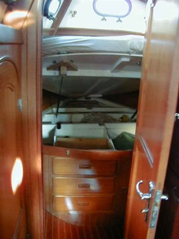 Vee berth lift : When we cruise, the area under the vee
berth becomes very valuable. It has always been such a pain to get into it. You know,
balancing the boards and ma…
